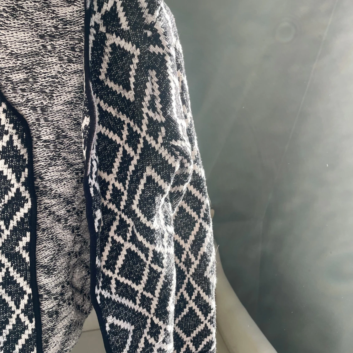 Svartvit mönstrad kofta från ONLY - 3
