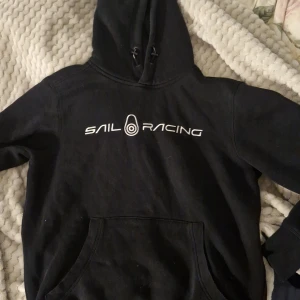 sail racing hoodie Svarta  - jag har använt den 2 gånger och hag inte plats eller användning av den