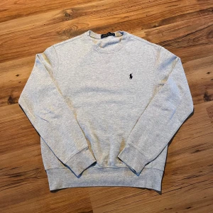 Grå sweatshirt från Polo Ralph Lauren - Snygg grå sweatshirt från Polo Ralph Lauren i storlek S 🐎                                                                  - Längd 61 cm | bredd 49 cm | ärm 58 cm 10/10 skick - inga defekter eller skador - använd ett fåtal gånger - mycket bekväm                Pris går att diskutera 🫡