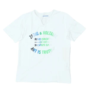 Vit t-shirt från Zadig & Voltaire - Vit t-shirt från Zadig & Voltaire med färgglad textprint, i super bra skick och max använd 3 ggr🤍kontakta gärna om du har frågor eller pris förslag😊