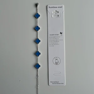 Blue/light-silver alhambra bracelet - Snyggt armband i rostfritt stål med fem blå fyrklöverformade berlocker. Kedjan är silverfärgad och berlockerna har en glansig finish. Perfekt för dig som gillar färg och unika detaljer. Mvh clover.se