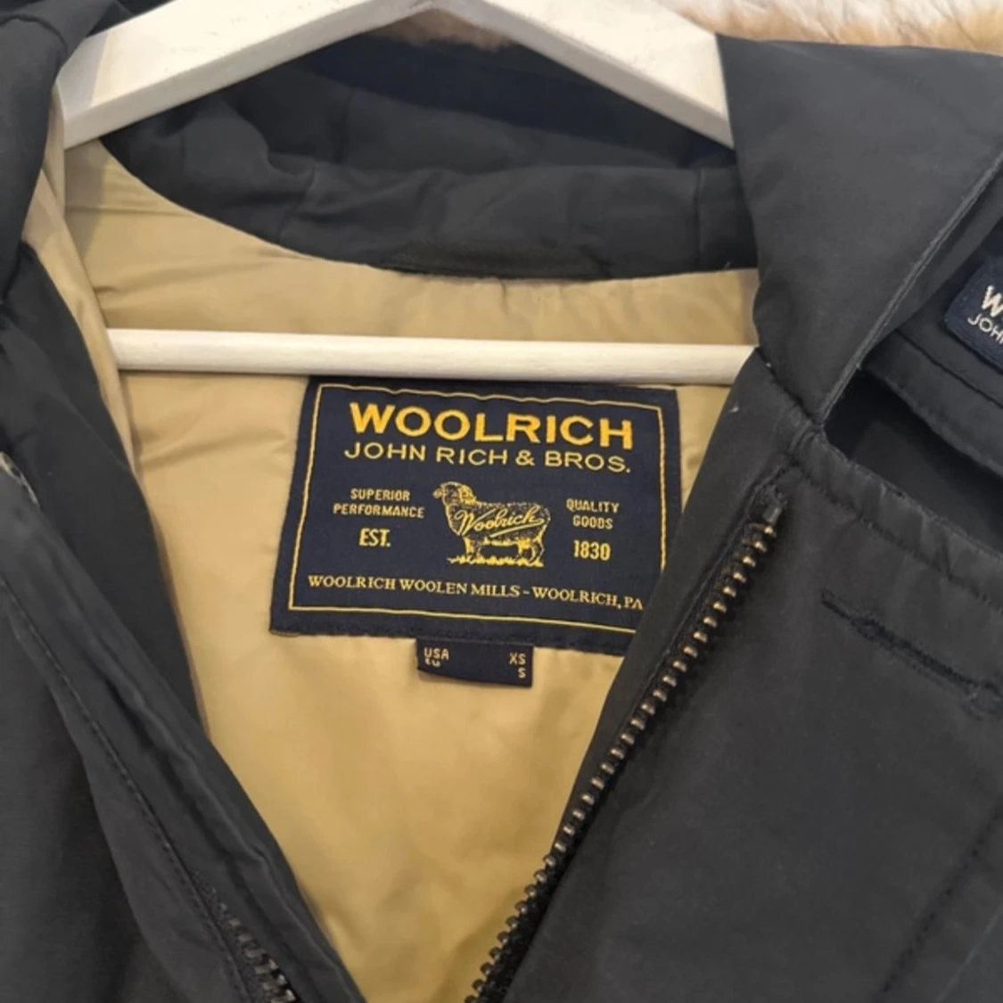 Svart parkas från Woolrich med fuskpäls - 1