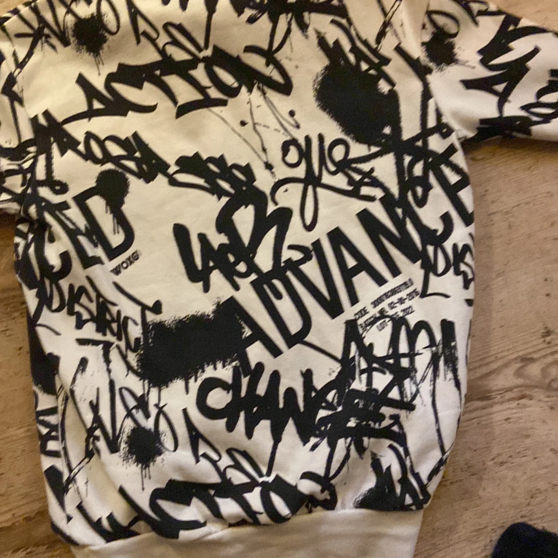 Vit och svart hoodie med graffiti från WOXO - 1