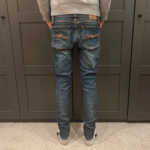 Blå slim/skinny jeans från Nudie Jeans - Tjenare, säljer ett par riktigt feta nudie jeans i storlek 29/32 slim/lite skinny. Jeansen är i nästan helt nytt skick och priset kan diskuteras! Skriv om ni har frågor!