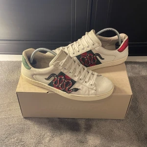 Gucci skor - Tja! Säljer nu dessa riktigt feta Gucci skorna i modellen ACE! Skorna är i fint skick! Skorna är i storlek uk6-40/41! Skriv vid bilder eller frågor!