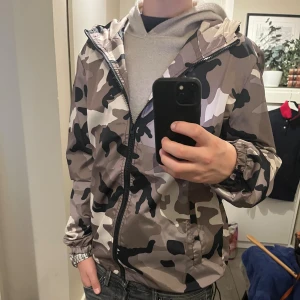 Helt ny vind jacka från Lindfors  - Helt ny skit snygg jacka från Lindfors i storlek S/M som är perfekt för vintern och hösten. Den har en slim i passformen och är riktigt bekväm 😁