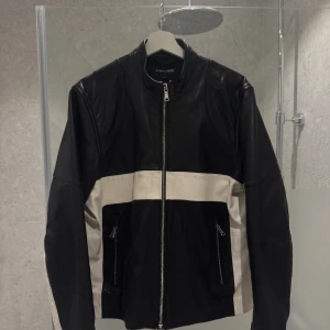 J Lindeberg Tatum Biker Jacket - Säljer en utav mina favorit jackor! Just denna modell är slut såld överallt. Extremt sparsamt använd Strl: M För herrar men passar även damer som letar efter en oversized biker jacka. Pris: 1350 kr men kan gå ner vid snabb affär 