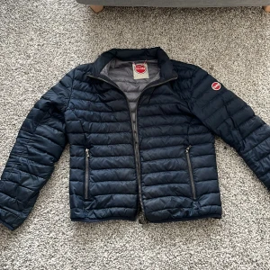 Mörkblå jacka  från Colmar - Tjena säljer en colmar jacka i storlek S jag säljer den för jag köpte den och den var för stor. Man kan se lite att den är använd på insidan av jackan men på utsidan ser den fräsch ut. Hör av för för mer frågor mvh Elton