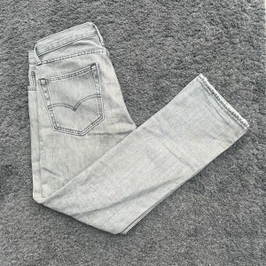 Levi's 551™ Z Authentic Straight Fit Jeans - Trendiga Levi's 551™ Z Authentic Straight!   Unik, eftertraktad grå nyans. W30 L34. Avslappnade och raka jeans med en modern touch. Riktigt snygga med skuggningar vid vissa passande ställen som ger jeansen en riktig karaktär. Pris ej hugget i sten! Hör av dig vid minsta fundering! 😁