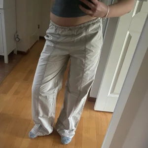 Beiga wide byxor med resårmidja - Säljer dessa jättesnygga beiga byxor från Zara! De har bred passform, synliga röda sömmar och resår i midjan, som går att justera. Strl 32 men passar på mig med strl 36!🙌 Säljer då dem aldrig kommit till användning