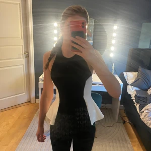 Svartvit topp - Tröjan är öppen i ryggen. Pris kan diskuteras. Aldrig använd 