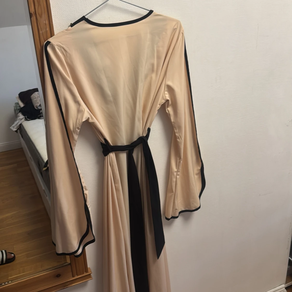 Beige och svart långklänning med v-ringning - 4