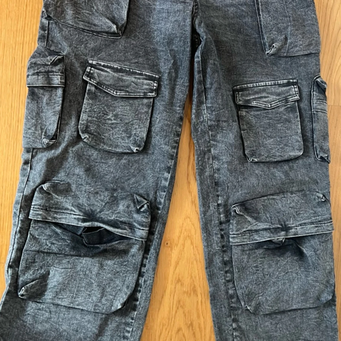 Grå cargopants med stora fickor