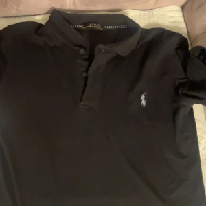 Svart pikétröja från Polo Ralph Lauren - Klassisk svart t shirt Polo Ralph Lauren använd 5-6 gånger men passar inte längre! 