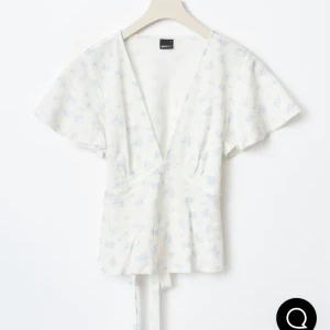 Tie top - Supersöt blus från Gina Tricot. Slutsåld! Man knyter den baktill