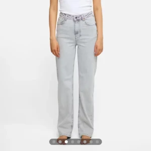 Ljusgråa raka jeans med hög midja - Säljer ett par ljusgråa jeans med hög midja och raka ben. Storlek: W25L34