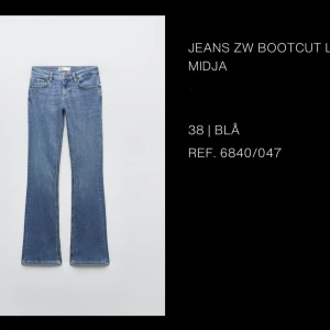 Blå bootcut jeans från Zara, strl 38 - Snygga blå bootcut jeans från Zara med klassisk femficksdesign och låg midja. Jeansen har en lätt tvättad look och är tillverkade i mjukt denimtyg som sitter skönt. Perfekt passform för dig som gillar en lite utsvängd siluett.