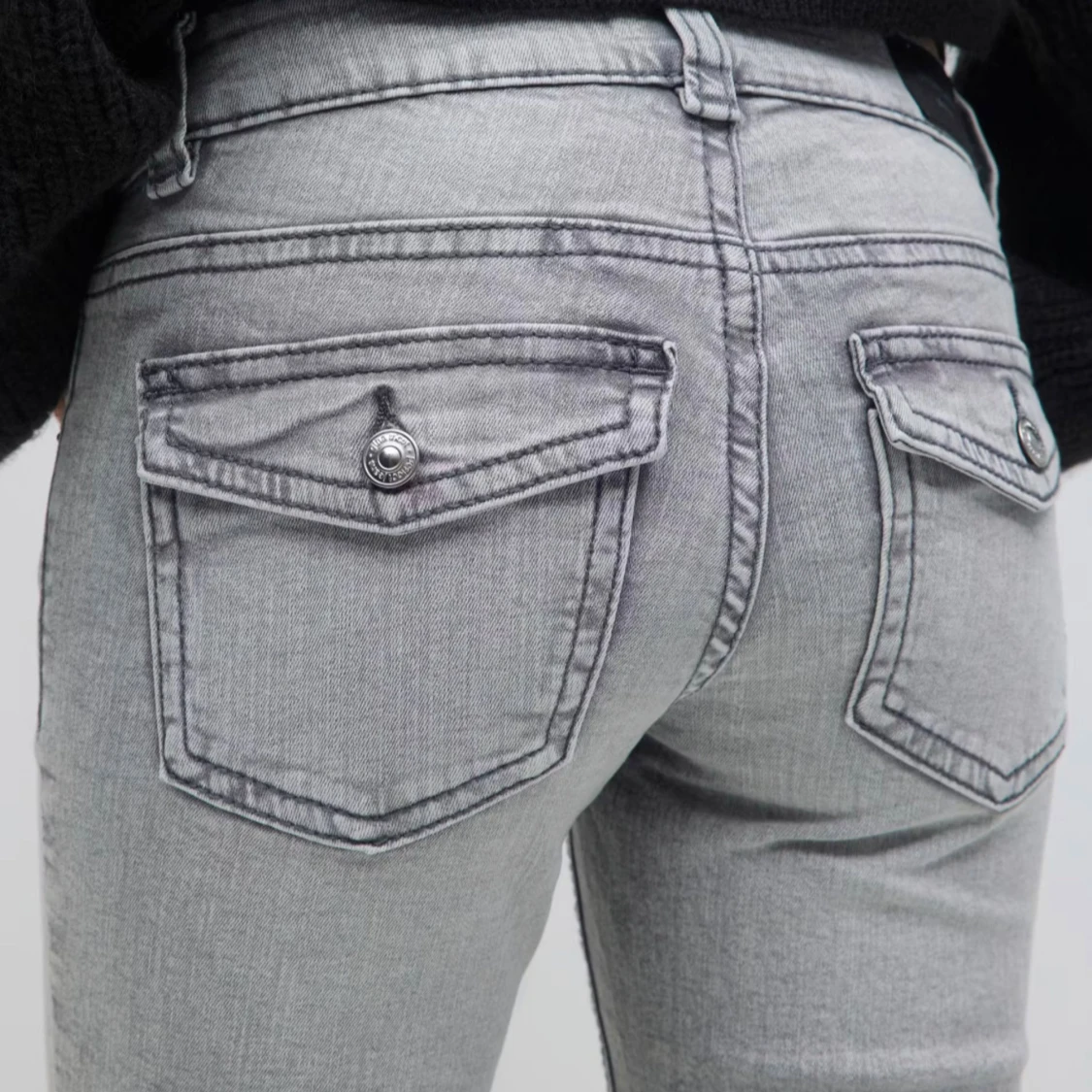 gråa jeans med fickor 🤍