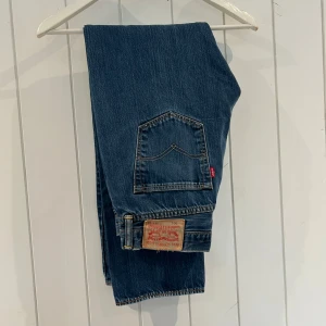 Levis 501 - Riktigt snygga Levis jeans i modellen 501 i storlek 32/32 inga defekter eller liknande. Bara att skriva vid frågor eller funderingar