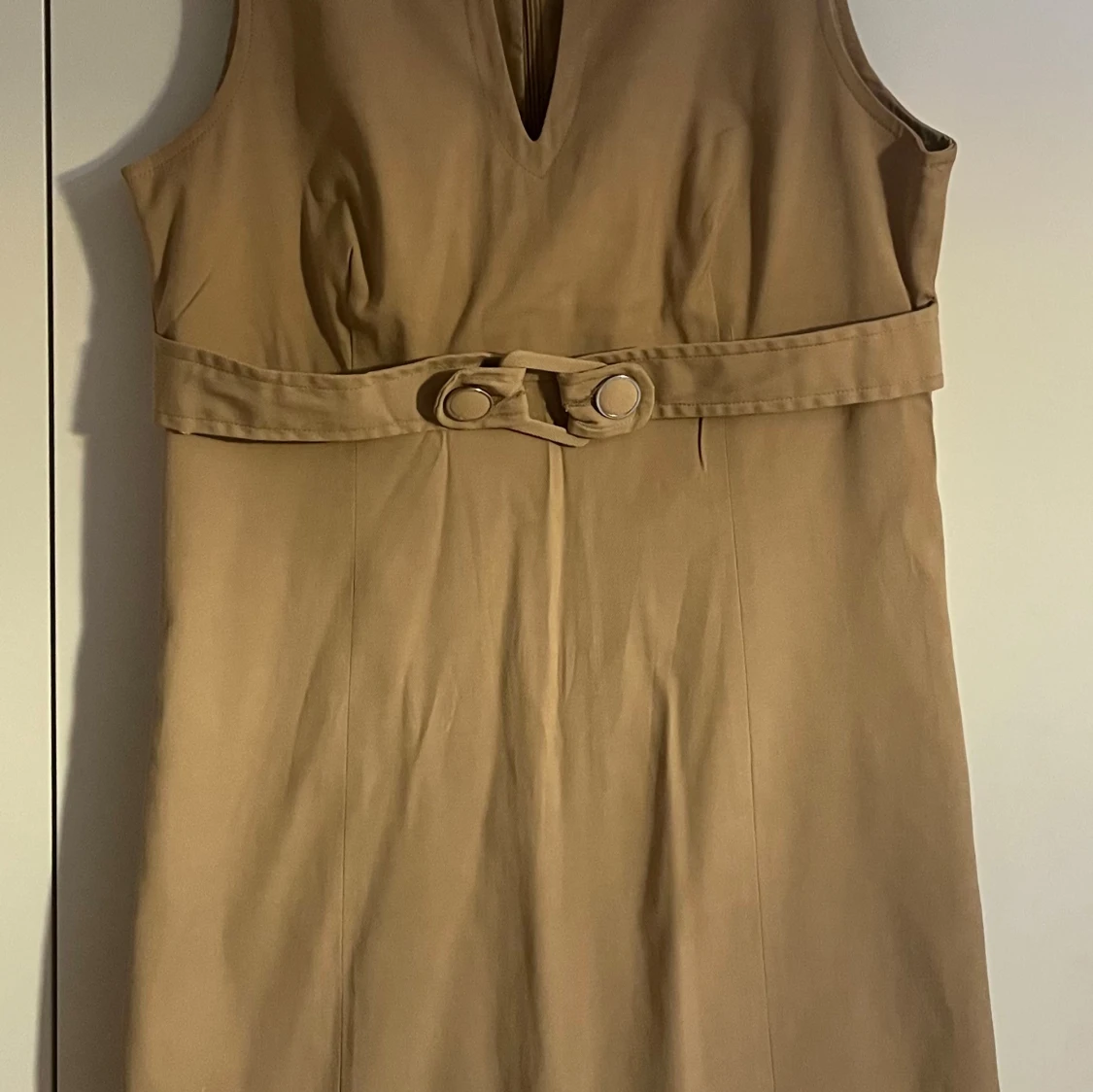 Beige ärmlös klänning med bälte
