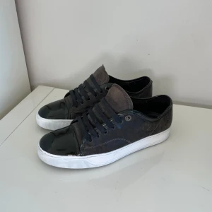 Bruna lanvin cap toe  - Säljer nu dessa Bruna Lanvin cap toe i uk 5, skorna är uppfixade med whitnercream så att sulan ska se extra fräsch ut, skriv för fler bilder/frågor🙌🏼