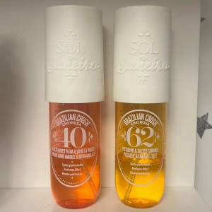 Sol de Janeiro duo mist - Två Brazilian Crush Cheirosa mist: 40 med Black Amber Plum & Vanilla Woods, och 62 med Pistachio & Salted Caramel. Perfekt för dig som vill ha något unikt och trendigt i din samling. Lite mer än hälften kvar
