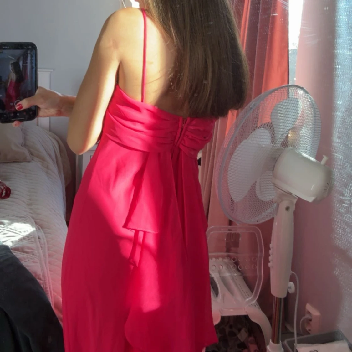 Lång rosa klänning med smala axelband