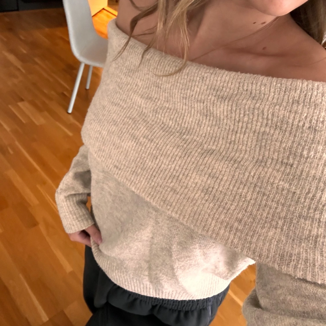 Beige offshoulder stickad tröja - 2