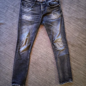 Dondup george - Tja! Säljer mina riktiga feta dondup george strolek 33 slim fit. Jeansen har en sliten grå tvätt vilket är riktigt snyggt. Jeansen sitter riktigt bra på mig 192/73. Hör av dig vid funderingar! /Algot