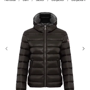 Svart Colmar jacka - Så snygg svart dunjacka från Colmar med huva och dragkedja framtill. Använd en vinter och helt utan defekter!🥰 Jackan har quiltad design, två fickor med dragkedja och logotyp på ärmen och baktill i höger nedkant🩷 Perfekt för kalla dagar och riktigt skön! Storlek 44 (italienska storlekar) motsvarar S💞 Nypris 5000💖