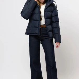 Pufferjacka från US Polo - Snygg och stilren vinterjacka med huva. Nypris 1300kr.