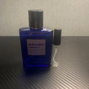 Sport Mercy Eau de Parfum sample  - Sport Mercy Eau de Parfum for men säljs i små provflaskor, perfekt för dig som vill testa något nytt eller ha med dig på språng. Välj mellan 4 5ml. Modern och stilren doft för aktiva killar.