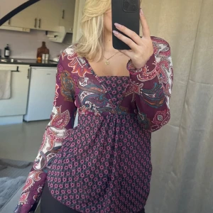 Vintage tröja  - Tunn vintage tröja💗 står ingen storlek men passar mig som vanligtvis har storlek s 