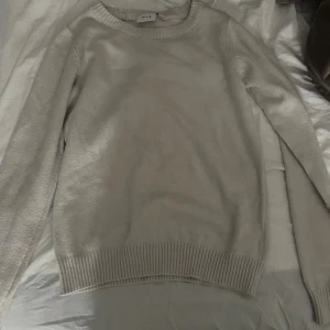 Stickad tröja  - En vit/ beige stickad tröja från vila, storlek Xs, dne har ett litet hål nere vid armen