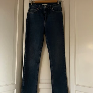 Perfect Jeans från Gina Tricot, blå - Jätte fina och bekväma high waisted jeans från Gina Tricot.  Stretchigt material. Passar bra längd på mig som är 175cm. Säljer då midjemåtten inte sitter bra, mitt mått är 53 cm. Köpta för 350 kr Tveka inte att skriva!💕