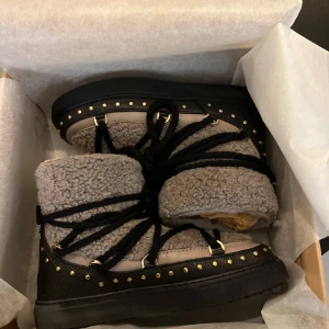 Inuikii Curly Rock Sneakers  - Säljer nu mina inuikiis i färgen taupe! Skorna är i bra skick men är använda efter att bilderna togs, köpte dom i vintras men de är använda i januari till mars ungefär 💗 Be om fler bilder o tveka inte att ställa frågor! Pris kan diskuteras (köptes för ca 5000kr)