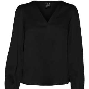 Svart blus med v-ringning - Säljer en stilren svart blus från Vero Moda med v-ringad hals och långa ärmar. Blusen har en enkel och klassisk design som passar perfekt till jeans eller kjol. Materialet känns mjukt och lätt mot huden. Perfekt för dig som gillar minimalistisk stil.
