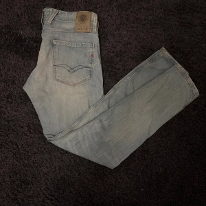 Ljusblå Replay jeans straight fit - Sjukt feta o clean jeans från Replay i ljusblått med slitningar vita detaljer.  Jeansen har normal passform, straight och sitter galet skönt. Storlek 30/32, passar mig perfekt som har gått från 180-183. Jeansen är i väldigt bra skick och är använda sparsamt. Priset är förhandlingsbart på alla mina varor i min profil!