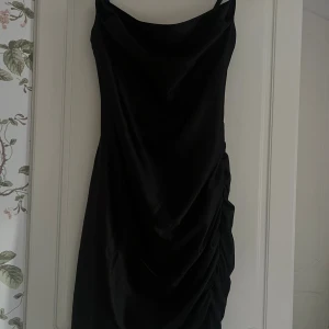 As-symetrisk klänning  - Festklänning från bikbok, använt 1-2 gånger🫶🏼