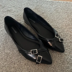 Spetsiga ballerinaskor - Supersnygga, svarta, spetsiga ballerinaskor med detaljer, i storleken 36, men passar bättre 37. Använda en gång och det är inga defekter på de, ser ut som helt nya! Från even & odd💞