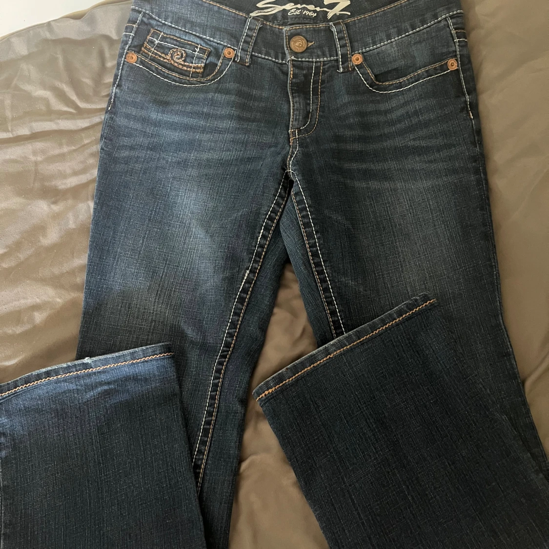 Mörkblå bootcut jeans från Seven7