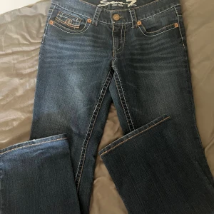 Mörkblå bootcut jeans från Seven7 - snygga mörkblåa jeans i mycket bra skick❣️skriv om ni vill ha mått :)