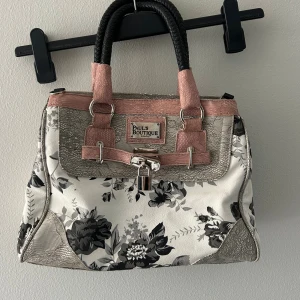 Handväska från Pauls Boutique - Snygg handväska med blommigt mönster i svart och grått på vit botten, detaljer i ljusrosa och grått skinn. Inte kommit till användning.
