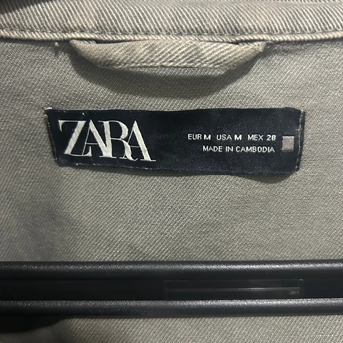 Grå overshirt från Zara med broderi - 3