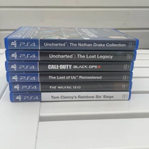 6 stycken PS4 spel / Playstation 4 spel  - 6 stycken.   Säljer följande PlayStation 4-spel, alla i mycket gott skick:  The Last of Us: Remastered The Walking Dead: Season Two Tom Clancy's Rainbow Six Siege Uncharted: The Nathan Drake Collection (Innehåller Uncharted 1, 2 och 3) Uncharted: The Lost Legacy Call of Duty: Black Ops III 