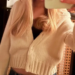 Vit kofta - Otroligt snygg och skön(!!) kofta från Zara!! Storlek M men passar mig som vanligtvis bär xs/s, men beror på hur man vill att den ska sitta😍😍😍