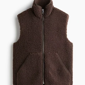Brun teddyväst  - Mysig brun teddyväst från H&M. Slutsåld på hemsidan och västen är helt oanvänd då den tyvärr inte passade i storlek💖 Kan gå ner i pris vid snabb affär