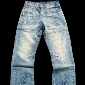 Blå bootcut jeans med slitningar - Säljer ett par blå bootcut jeans med coola slitningar och ljusa tvättade partier. Helt oanvända i storleken 29:32. var för stora för mig vilket e varför jag säljer dom. Skriv till mig så kan vi snacka om priset