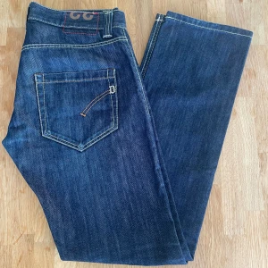 DonDup Jeans marinblå - Slim W33 - Dondup jeans i en slim modell liknande till George. W33 men passar även mindre. Otroligt bra skick kom gärna med pris förslag.