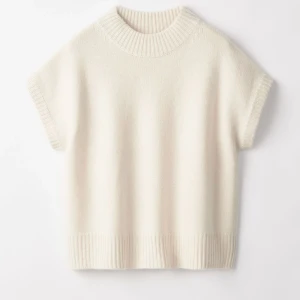 Soft goat tröja - Superfin beige stickad tröja från Soft Goat. Det har lite lite smink vid halsringningen och några små fläckar på framsidan men tröjan är i riktigt bra skick! Tröjan säjls inte längre, så jag säljer den till högsbjudande 💞💞